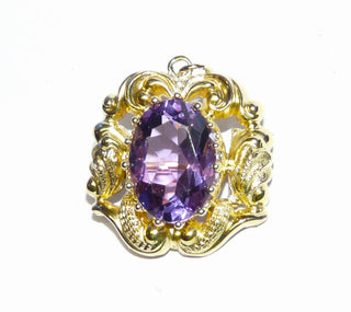 Einzelstück, Vintage-Brosche, auch als Anhänger tragbar, aus floral ausgeformten, leicht verarbeitetem 585 Gelbgold mit einem ovalen, funkelnd facettierten Amethyst, Gesamtmaße ca. 21,8 mm x 23,2 mm, um 1880-1900 (Lieferung erfolgt ohne Kette) -	Vintage-Schmuck nur im Onlineshop von danilogold!
