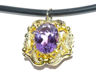 Einzelstück, Vintage-Brosche, auch als Anhänger tragbar, aus floral ausgeformten, leicht verarbeitetem 585 Gelbgold mit einem ovalen, funkelnd facettierten Amethyst, Gesamtmaße ca. 21,8 mm x 23,2 mm, um 1880-1900 (Lieferung erfolgt ohne Kette) -	Vintage-Schmuck nur im Onlineshop von danilogold!