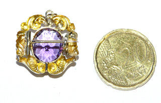 Einzelstück, Vintage-Brosche, auch als Anhänger tragbar, aus floral ausgeformten, leicht verarbeitetem 585 Gelbgold mit einem ovalen, funkelnd facettierten Amethyst, Gesamtmaße ca. 21,8 mm x 23,2 mm, um 1880-1900 (Lieferung erfolgt ohne Kette) -	Vintage-Schmuck nur im Onlineshop von danilogold!
