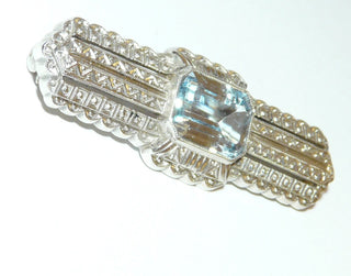 Einzelstück, Vintage-Brosche aus 830 Silber mit einem 8-eckigern, hellblauen Aquamarin-Replik als Mittelpunkt, breiter Stab mit komplett gravierten Flächen mit Dreiecken, Perlstab und Kügelchen, Übergang Jugendstil zum Art Deco, wahrscheinlich Skandinavien um 1925 - Vintage-Schmuck nur im Onlineshop von danilogold!
