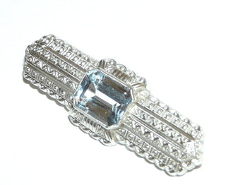 Einzelstück, Vintage-Brosche aus 830 Silber mit einem 8-eckigern, hellblauen Aquamarin-Replik als Mittelpunkt, breiter Stab mit komplett gravierten Flächen mit Dreiecken, Perlstab und Kügelchen, Übergang Jugendstil zum Art Deco, wahrscheinlich Skandinavien um 1925 - Vintage-Schmuck nur im Onlineshop von danilogold!