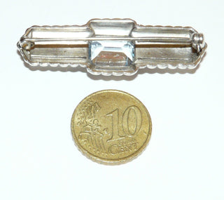 Einzelstück, Vintage-Brosche aus 830 Silber mit einem 8-eckigern, hellblauen Aquamarin-Replik als Mittelpunkt, breiter Stab mit komplett gravierten Flächen mit Dreiecken, Perlstab und Kügelchen, Übergang Jugendstil zum Art Deco, wahrscheinlich Skandinavien um 1925 - Vintage-Schmuck nur im Onlineshop von danilogold!
