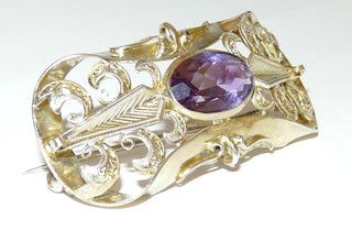antikes Einzelstück, Vintage-Brosche aus 935 Silber vergoldet mit einem ovalen, funkelnd facettierten, violetten Amethyst, florales Design mit gravierten Schnörkeln und langen Pfeilen, pyramidale Anordnung, Historismus um 1900 - Vintage-Schmuck nur im Onlineshop von danilogold!