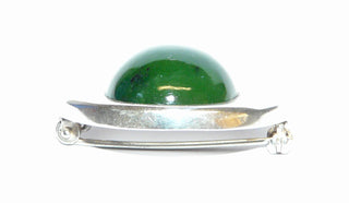 Einzelstück, Vintage-Brosche aus 800 Silber mit einem runden Cabochon aus grüner Jade, ca. 30 mm X 25 mm, um 1960-	Unikate und Pretiosen nur erhältlich im Onlineshop der Goldschmiede Danilo!