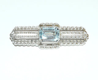 Einzelstück, Vintage-Brosche aus 830 Silber mit einem 8-eckigern, hellblauen, synthetischen Aquamarin, "breiter Stab" mit komplett gravierten Flächen, im Stil des Art Deco -	Vintage-Schmuck nur im Onlineshop von danilogold!