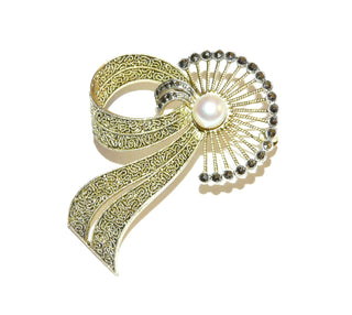 Einzelstück, Vintage-Brosche aus 835 Silber vergoldet, Theodor Fahrner, halbe Schleife mit Halbkreis "Pfauenrad" mit Markasiten, mit Perle in der Mitte, gravierte Schleife, um 1930 - Vintage-Schmuck nur im Onlineshop von danilogold!