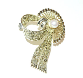 Einzelstück, Vintage-Brosche aus 835 Silber vergoldet, Theodor Fahrner, halbe Schleife mit Halbkreis "Pfauenrad" mit Markasiten, mit Perle in der Mitte, gravierte Schleife, um 1930 - Vintage-Schmuck nur im Onlineshop von danilogold!