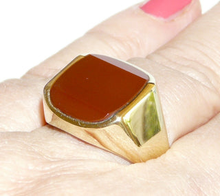 Einzelstück, Vintage Carneol-Ring, klassischer Herrenring, außergewöhnlicher Siegelring aus poliertem 333 Gold mit einem antikovalen Carneol, der mit einer Facette an zwei Seiten abgeflacht ist, innen geschlossen, um 1980, Ringweite 64,5 -	Vintage-Schmuck nur im Onlineshop von danilogold!