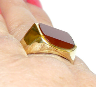 Einzelstück, Vintage Carneol-Ring, klassischer Herrenring, außergewöhnlicher Siegelring aus poliertem 333 Gold mit einem antikovalen Carneol, der mit einer Facette an zwei Seiten abgeflacht ist, innen geschlossen, um 1980, Ringweite 64,5 -	Vintage-Schmuck nur im Onlineshop von danilogold!