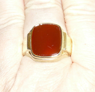 Einzelstück, Vintage-Carneol-Ring, klassischer Herrenring, Siegelring aus massivem 585 Gold, poliert, quadratische Carneol-Platte mit abgerundeten Ecken, Ring innen geschlossen, um 1960, Ringweite 67 -	Unikate und Pretiosen nur erhältlich im Onlineshop der Goldschmiede Danilo!