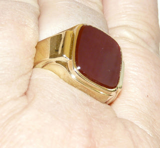 Einzelstück, Vintage-Carneol-Ring, klassischer Herrenring, Siegelring aus massivem 585 Gold, poliert, quadratische Carneol-Platte mit abgerundeten Ecken, Ring innen geschlossen, um 1960, Ringweite 67 -	Unikate und Pretiosen nur erhältlich im Onlineshop der Goldschmiede Danilo!
