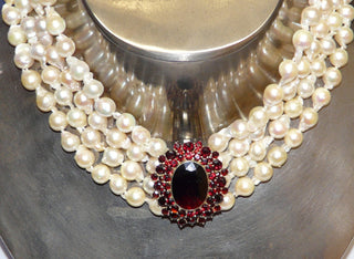 Einzelstück, 4-reihiges Vintage-Collier aus barocken Akoja-Zuchtperlen mit einem ovalen Granat-Mittelteil als Verschluß aus vergoldetem 925 Silber, Gesamtlänge kürzester Strang 39,5 cm + längster Strang 46 cm, um 1980  -	Vintage-Schmuck nur im Onlineshop von danilogold!