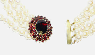 Einzelstück, 4-reihiges Vintage-Collier aus barocken Akoja-Zuchtperlen mit einem ovalen Granat-Mittelteil als Verschluß aus vergoldetem 925 Silber, Gesamtlänge kürzester Strang 39,5 cm + längster Strang 46 cm, um 1980  -	Vintage-Schmuck nur im Onlineshop von danilogold!