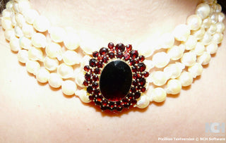 Einzelstück, 4-reihiges Vintage-Collier aus barocken Akoja-Zuchtperlen mit einem ovalen Granat-Mittelteil als Verschluß aus vergoldetem 925 Silber, Gesamtlänge kürzester Strang 39,5 cm + längster Strang 46 cm, um 1980  -	Vintage-Schmuck nur im Onlineshop von danilogold!