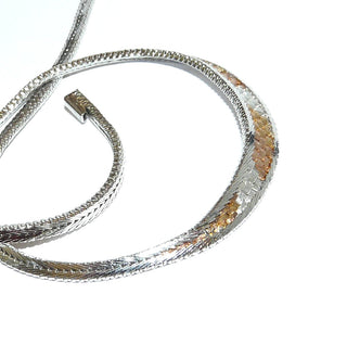Einzelstück, Vintage-Collier aus 835 Silber, Länge 40 cm, teilweise vergoldet in gelb & rot / tricolor, flaches Fuchsschwanz-Muster, im Mittelteil Flechtoptik / Backstein-Optik, Fischgrät-Rand, Kastenschloß, um 1960 - Goldschmiede Danilo