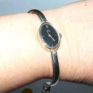 Einzelstück, Damenarmbanduhr, Damenspangenuhr "Meister-Anker" aus 925 Silber mit einem ovalen, schwarzen Ziffernblatt ohne Zahlen, aber einer römischen 12, Quarzwerk, Länge 17,5 cm, um 1970. Funktionstüchtig, wird aber ausschließlich als SCHMUCKSTÜCK verkauft (keine Garantie auf den Gang des Uhrwerks) -	Unikate und Pretiosen nur erhältlich im Onlineshop der Goldschmiede Danilo!