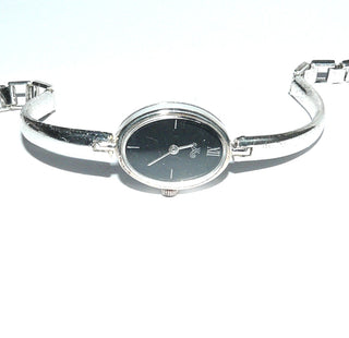 Einzelstück, Damenarmbanduhr, Damenspangenuhr "Meister-Anker" aus 925 Silber mit einem ovalen, schwarzen Ziffernblatt ohne Zahlen, aber einer römischen 12, Quarzwerk, Länge 17,5 cm, um 1970. Funktionstüchtig, wird aber ausschließlich als SCHMUCKSTÜCK verkauft (keine Garantie auf den Gang des Uhrwerks) -	Unikate und Pretiosen nur erhältlich im Onlineshop der Goldschmiede Danilo!