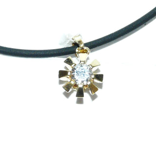 Retro Einzelstück, Vintage-Diamant-Anhänger, ein 8-Krapper-Chaton, Solitär aus 585 Gold poliert, mit einem funkelnd facettierten Altschliff-Diamanten von ca. 0,26 Karat WP im Übergangsschliff, um 1950 -	Unikatschmuck nur erhältlich im Onlineshop von Juwelier & Goldschmiede Danilo! 