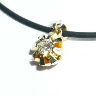 Retro Einzelstück, Vintage-Diamant-Anhänger, ein 8-Krapper-Chaton, Solitär aus 585 Gold poliert, mit einem funkelnd facettierten Altschliff-Diamanten von ca. 0,26 Karat WP im Übergangsschliff, um 1950 -	Unikatschmuck nur erhältlich im Onlineshop von Juwelier & Goldschmiede Danilo! 