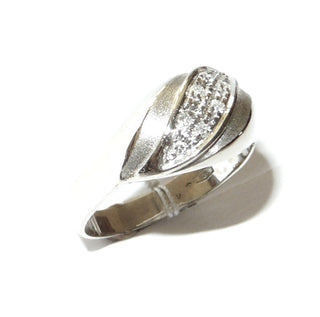 Einzelstück, Diamantring, Antragsring, Verlobungsring aus 585 Weißgold mit 6 Diamanten im Achtkantschliff von zusammen 0,03 Karat, sicher eingefaßt im Pavé in einer geschwungenen Navette- / Blatt-Form, Ringweite 53, poliert + matt, um 1960 - Unikate und Pretiosen nur erhältlich im Onlineshop der Goldschmiede Danilo!