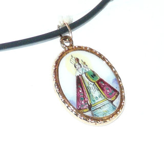 antikes Einzelstück, Vintage-Emaille-Anhänger aus 585 Roségold, floral gravierter Rand als Einfassung, eine Wallfahrtsmedaille aus einem der bedeutendsten Marienwallfahrtsorte in Böhmen "Heiliger Berg", eines der ältesten Marienheiligtümer in Tschechien. Die dort verehrte Gnadenstatue der Jungfrau Maria (Madonna) wird der Überlieferung nach auf die Mitte des 14. Jahrhunderts datiert. Um 1920	Vintage-Schmuck nur im Onlineshop von danilogold!