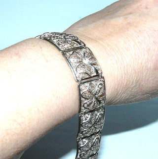 Einzelstück, Vintage-Filigran-Armband, Glieder-Armband aus 800 Silber, historischer Trachten- & Gesellschaftsschmuck, 19 cm lang, 7 filigrane, leicht aufgewölbte, quadratische Blumen-Elemente mit Kleeblatt-Motiv in Filigran-Technik gearbeitet, liegt eher wie ein Armreif, poliert, Art Deco um 1930, Kastenschloß, Sicherheitsacht