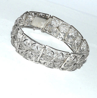 Einzelstück, Vintage-Filigran-Armband, Glieder-Armband aus 800 Silber, historischer Trachten- & Gesellschaftsschmuck, 19 cm lang, 7 filigrane, leicht aufgewölbte, quadratische Blumen-Elemente mit Kleeblatt-Motiv in Filigran-Technik gearbeitet, liegt eher wie ein Armreif, poliert, Art Deco um 1930, Kastenschloß, Sicherheitsacht