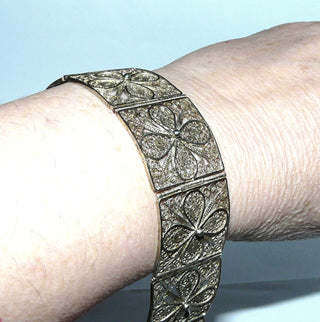 antikes Einzelstück, Vintage-Filigran-Armband, Glieder-Armband aus dunklem 900 Silber, 17,5 cm lang bestehend aus 7 filigranen quadratischen Blumen-Elementen, poliert, um 1940, mit Kastenschloß + Sicherheitskette -	Vintage-Schmuck nur im Onlineshop von danilogold!