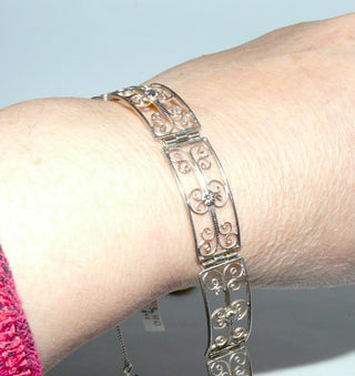 Vintage-Einzelstück, Filigran-Armband, liegt ein wenig wie ein Armreif, Gliederarmband aus Silber, 19,5 cm lang mit 7 filigranen rechteckigen Schnörkel-Elementen, poliert, Art Deco um 1930, Hakenschloß & Sicherheitskette - Goldschmiede Danilo