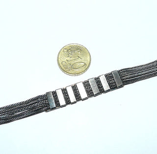 verziertes Einzelstück, 5-Strang Vintage-Fuchsschwanz-Armband, Armreif, Glieder-Armband aus massiv 925 Silber, in den Tiefen geschwärzt, Einlagen aus blauem Lapislazuli am Schloß + an den siebenteiligen, floral verzierten Mittelstück, 18 cm lang, Indien um 1970, Kastenschloß -	Unikate und Pretiosen nur erhältlich im Onlineshop der Goldschmiede Danilo!