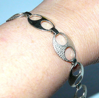 Einzelstück, Vintage-Glieder-Armband, Armkette aus massiv 835 Silber, grob mattiert + poliert im Wechsel, 21 cm lang, 9 ovale Elemente mit Schlaufenverbindungen, Kastenschloß, um 1960 - Vintage-Schmuck nur im Onlineshop von danilogold!