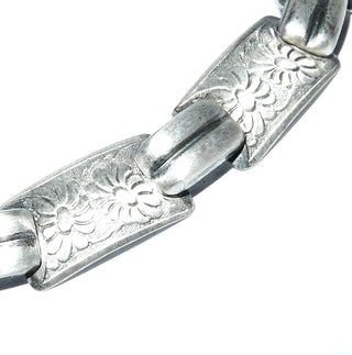Einzelstück, Vintage-Glieder-Armband Armkette aus massiv 835 Silber, matt + in den Tiefen geschwärzt, 19 cm lang, 8 Elemente mit je 2 gravierten Blüten, unsichtbar eingearbeiteter Klappverschluß, um 1940 -	Vintage-Schmuck nur im Onlineshop von danilogold!