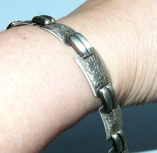Einzelstück, Vintage-Glieder-Armband Armkette aus massiv 835 Silber, matt + in den Tiefen geschwärzt, 19 cm lang, 8 Elemente mit je 2 gravierten Blüten, unsichtbar eingearbeiteter Klappverschluß, um 1940 -	Vintage-Schmuck nur im Onlineshop von danilogold!
