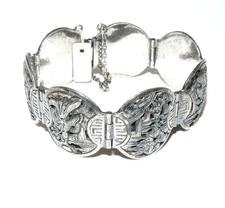 Einzelstück, massives Vintage Glieder-Armband aus Silber, 18 cm lang, mit 7 ovalen Elementen, auf denen asiatische Motive als Halbrelief abgebildet sind, matt + in den Tiefen geschwärzt, verdeckt untergearbeitetes sicheres Kastenschloß, Sicherheitskette, Scharnierbewegungen, um 1970 - Unikatschmuck nur erhältlich im Onlineshop von Juwelier & Goldschmiede Danilo! 	