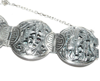 Einzelstück, massives Vintage Glieder-Armband aus Silber, 18 cm lang, mit 7 ovalen Elementen, auf denen asiatische Motive als Halbrelief abgebildet sind, matt + in den Tiefen geschwärzt, verdeckt untergearbeitetes sicheres Kastenschloß, Sicherheitskette, Scharnierbewegungen, um 1970 - Unikatschmuck nur erhältlich im Onlineshop von Juwelier & Goldschmiede Danilo! 	