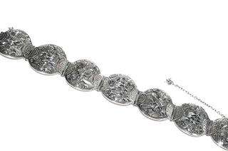 Einzelstück, massives Vintage Glieder-Armband aus Silber, 18 cm lang, mit 7 ovalen Elementen, auf denen asiatische Motive als Halbrelief abgebildet sind, matt + in den Tiefen geschwärzt, verdeckt untergearbeitetes sicheres Kastenschloß, Sicherheitskette, Scharnierbewegungen, um 1970 - Unikatschmuck nur erhältlich im Onlineshop von Juwelier & Goldschmiede Danilo! 	