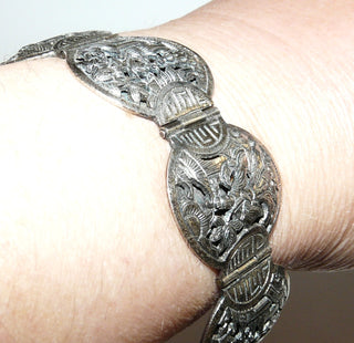Einzelstück, massives Vintage Glieder-Armband aus Silber, 18 cm lang, mit 7 ovalen Elementen, auf denen asiatische Motive als Halbrelief abgebildet sind, matt + in den Tiefen geschwärzt, verdeckt untergearbeitetes sicheres Kastenschloß, Sicherheitskette, Scharnierbewegungen, um 1970 - Unikatschmuck nur erhältlich im Onlineshop von Juwelier & Goldschmiede Danilo! 	