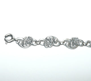 Einzelstück, zartes Vintage Glieder-Armband "Blumenreigen" aus 900 Silber, 18 cm lang, 13 Blumen-Elemente mit Ösen beweglich verbunden, matt + in den Tiefen geschwärzt, um 1940 -	Unikate und Pretiosen nur erhältlich im Onlineshop der Goldschmiede Danilo!