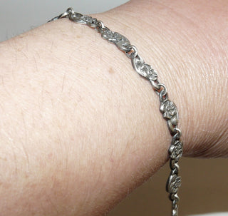 Einzelstück, zartes Vintage Glieder-Armband "Blumenreigen" aus 900 Silber, 18 cm lang, 13 Blumen-Elemente mit Ösen beweglich verbunden, matt + in den Tiefen geschwärzt, um 1940 -	Unikate und Pretiosen nur erhältlich im Onlineshop der Goldschmiede Danilo!