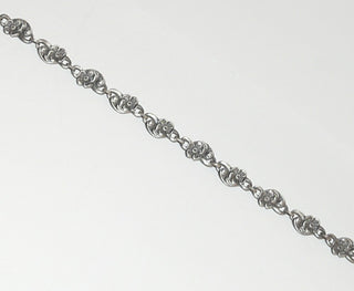 Einzelstück, zartes Vintage Glieder-Armband "Blumenreigen" aus 900 Silber, 18 cm lang, 13 Blumen-Elemente mit Ösen beweglich verbunden, matt + in den Tiefen geschwärzt, um 1940 -	Unikate und Pretiosen nur erhältlich im Onlineshop der Goldschmiede Danilo!