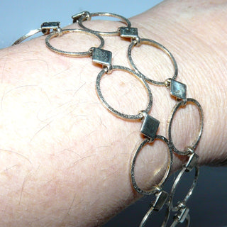 Einzelstück, Vintage-Armband, Glieder-Armband aus massivem 835 Silber, matt + poliert, 21 cm lang, 9 Doppel-Kreis-Elemente mit quadratischen Verbindungen, Federring, um 1960 -	Einzelstücke nur erhältlich bei www.danilogold-shop.de