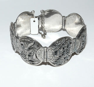 Einzelstück, massives Vintage Glieder-Armband aus Silber, 18 cm lang, mit 7 ovalen Elementen, auf denen asiatische Motive als Halbrelief abgebildet sind, matt + in den Tiefen geschwärzt, verdeckt untergearbeiteter sicherer Verschluß, Scharnierbewegungen, um 1970 - Unikatschmuck nur erhältlich im Onlineshop von Juwelier & Goldschmiede Danilo! 	
