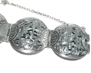 Einzelstück, massives Vintage Glieder-Armband aus Silber, 18 cm lang, mit 7 ovalen Elementen, auf denen asiatische Motive als Halbrelief abgebildet sind, matt + in den Tiefen geschwärzt, verdeckt untergearbeiteter sicherer Verschluß, Scharnierbewegungen, um 1970 - Unikatschmuck nur erhältlich im Onlineshop von Juwelier & Goldschmiede Danilo! 	
