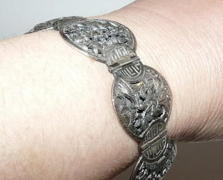 Einzelstück, massives Vintage Glieder-Armband aus Silber, 18 cm lang, mit 7 ovalen Elementen, auf denen asiatische Motive als Halbrelief abgebildet sind, matt + in den Tiefen geschwärzt, verdeckt untergearbeiteter sicherer Verschluß, Scharnierbewegungen, um 1970 - Unikatschmuck nur erhältlich im Onlineshop von Juwelier & Goldschmiede Danilo! 	