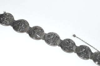 Einzelstück, massives Vintage Glieder-Armband aus Silber, 18 cm lang, mit 7 ovalen Elementen, auf denen asiatische Motive als Halbrelief abgebildet sind, matt + in den Tiefen geschwärzt, verdeckt untergearbeiteter sicherer Verschluß, Scharnierbewegungen, um 1970 - Unikatschmuck nur erhältlich im Onlineshop von Juwelier & Goldschmiede Danilo! 	
