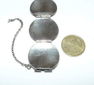 Einzelstück, massives Vintage Glieder-Armband aus Silber, 18 cm lang, mit 7 ovalen Elementen, auf denen asiatische Motive als Halbrelief abgebildet sind, matt + in den Tiefen geschwärzt, verdeckt untergearbeiteter sicherer Verschluß, Scharnierbewegungen, um 1970 - Unikatschmuck nur erhältlich im Onlineshop von Juwelier & Goldschmiede Danilo! 	