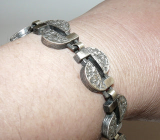 Einzelstück, Vintage Glieder-Armband aus massivem 835 Silber, 19 cm lang, bestehend aus 8 Elementen "Halbkreise + Stege" mit strukturierter Oberfläche, matt + in den Tiefen geschwärzt, verdeckt untergearbeiteter sicherer Verschluß, um 1960, finnischer Stil -	Vintage-Schmuck nur im Onlineshop von danilogold!