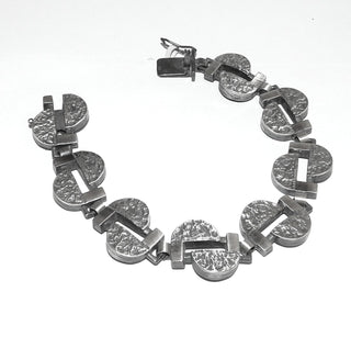 Einzelstück, Vintage Glieder-Armband aus massivem 835 Silber, 19 cm lang, bestehend aus 8 Elementen "Halbkreise + Stege" mit strukturierter Oberfläche, matt + in den Tiefen geschwärzt, verdeckt untergearbeiteter sicherer Verschluß, um 1960, finnischer Stil -	Vintage-Schmuck nur im Onlineshop von danilogold!