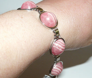 Einzelstück, Vintage-Glieder-Armband aus Silber,18 cm lang, mit 6 runden, rosa-weiß gemaserten Rhodochrosit-Cabochons, um 1960, Klappverschluß -	Nur erhältlich im Onlineshop von Juwelier & Goldschmiede Danilo!