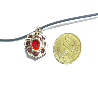 Ovales Einzelstück, Vintage-Granat-Anhänger aus 333 Gold, ovale Rosette bestehend aus 8 runden Steinen im Sternschliff + einem ovalen, facettierten Granat im schönen typischen Rot, in Krappenfassungen gehalten, konischer Kader, Dreieckschlaufe, um 1980 - Goldschmiede-Danilo